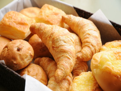 朝食バイキング　焼き立てパン