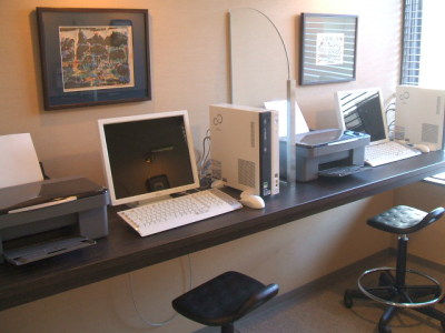館内ＯＡコーナー（パソコン２台・カラープリンター２台）無料