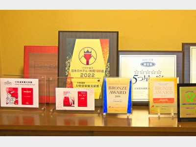 いただいた表彰盾をロビーに飾っています