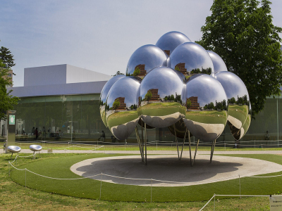 ■金沢21世紀美術館｜球 体 の パ ビリオン「 まる 」<写真提供:金沢市>