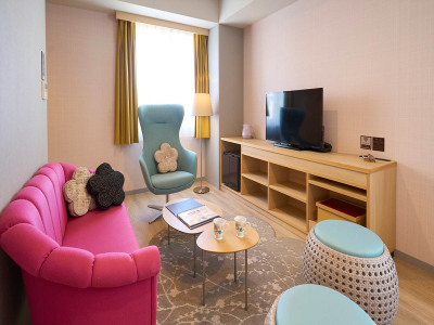 ■コンセプトフロア-麗-『PLUM』｜《デラックスツイン》梅の花を基調としたデザインのお部屋です