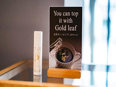 ■ロビー｜コーヒーに金箔を振りかける贅沢な体験をご提供