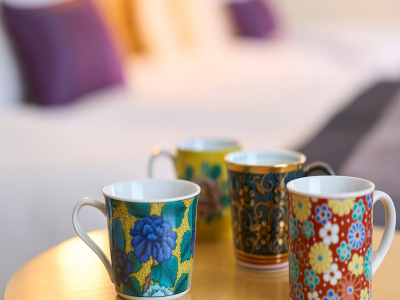 ■ロビー｜コーヒー用のマグカップは九谷焼きをご用意しました