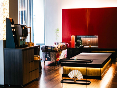 ■ロビー｜金箔メーカー「箔座」監修による金箔加工を施した畳のベンチが旅の疲れを癒します