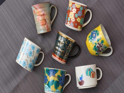 ■ロビー｜コーヒー用のマグカップは九谷焼きをご用意いたしました