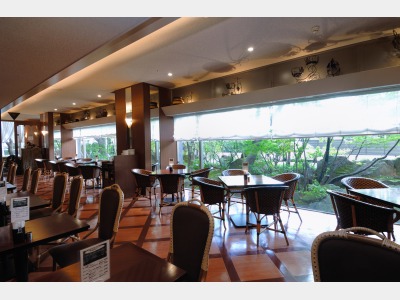 庭園に囲まれたレストラン