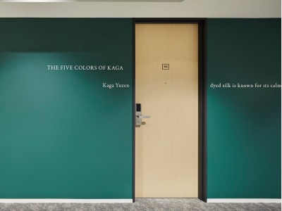 【客室廊下】“加賀五彩”とよばれる5色のカラーリングをそれぞれの客室に配し、視覚的表現を演出