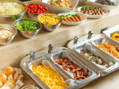 【朝食】種類豊富な和洋食が彩り豊かに並ぶビュッフェ（※イメージ）