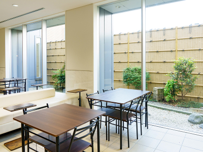 【ロビー】広々とした窓から見えるパティオ、落ち着ける空間です。