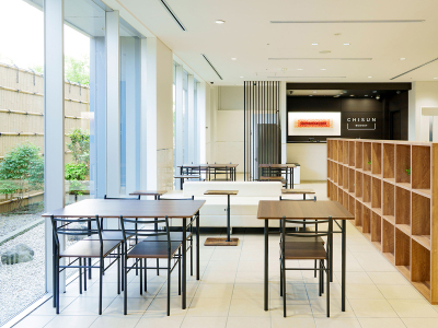 【レセプション／ロビー】パティオに面した大きな窓から明るい光がたっぷりと差し込みます。