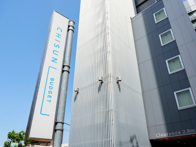 【館外サイン】JR「金沢駅」金沢港口（西口）より徒歩5分です。