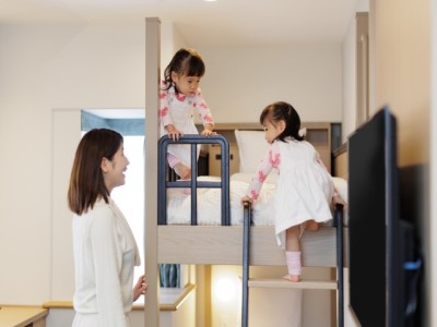 【リニューアル】ファミリールーム（滞在イメージ）広さ23.4㎡/ベッド幅160㎝、2段ベッド105㎝