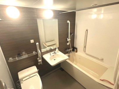 客室ユニットバス（ユニバーサルツインルーム）