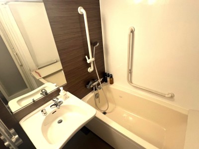 客室ユニットバス（ユニバーサルツインルーム）