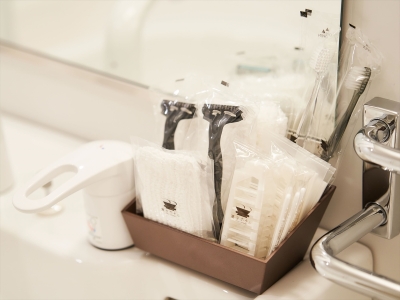 アメニティセット（ボディタオル、ハミガキセット、T字剃刀、ヘアブラシ、コットン、綿棒）