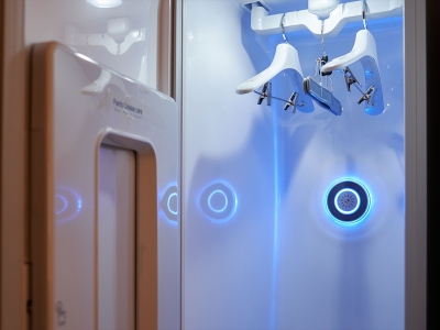 ドア側にあるズボンプレッサーでズボンの折り目ケアも可能！