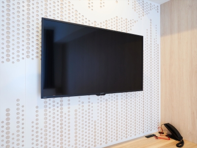 液晶テレビ：ベッドに横たわって観るのにちょうど良い高さです☆彡