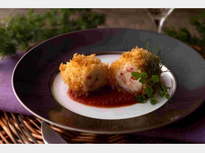 25年11月1日～26年9月30日カニづくしバイキング（カニクリームコロッケ）イメージ 仕入の状況により提供出来ない場合有。メニューは変更となる場合有。