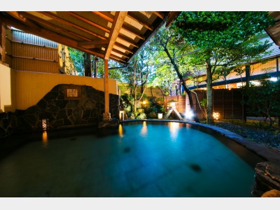 1F露天風呂では、春は百年しだれ桜の桜露天、冬は雪見露天が楽しめる