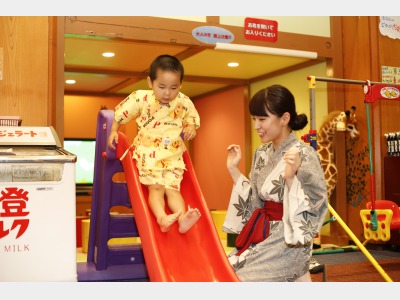 2階建てキッズコーナーの前には楽しい遊具