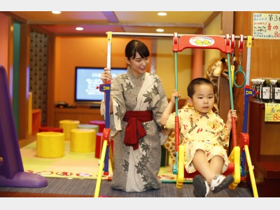 2階建てキッズコーナーの前には楽しい遊具