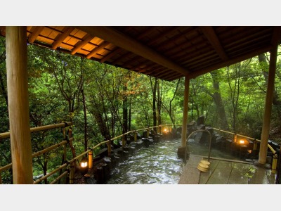 【男性用・露天風呂（花菖蒲）】六方石でしつらえた男性用の露天風呂イメージ