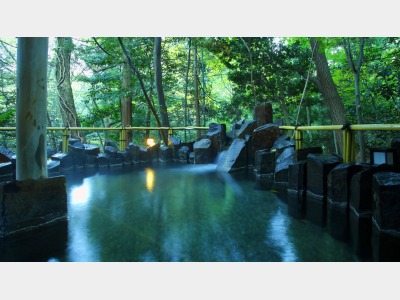 【男性用・露天風呂（花菖蒲）】六方石でしつらえた男性用の露天風呂イメージ