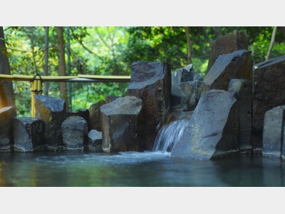 【男性用・露天風呂（花菖蒲）】六方石でしつらえた男性用の露天風呂イメージ