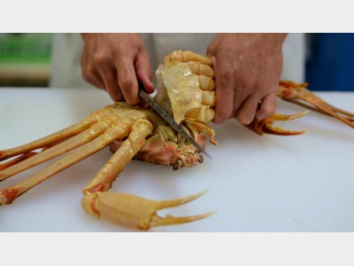 素早い調理で鮮度を保ったままお客様の元へお届けします。【活蟹会席イメージ】