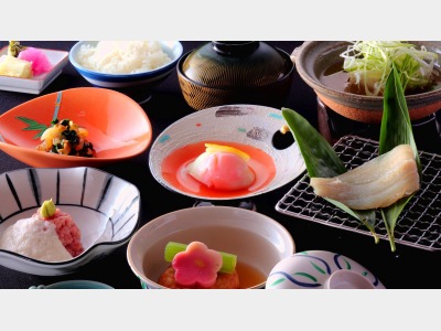 ガス釜で炊いた「加賀こしひかり米」をたくさん召し上がれ♪なぜか美味しい旅館の朝食。