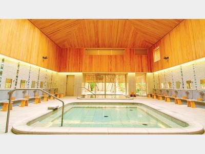 【新総湯・女湯】地元作家が手がけた九谷焼タイルの装飾がお洒落な共同浴場です。