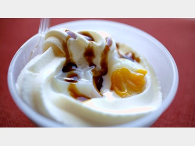 【新総湯・売店】ミルク風味が人気のソフトクリームに温泉玉子と特製醤油ソース！湯あがりにいかがですか。