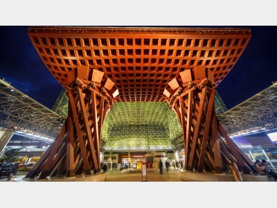 【JR北陸本線・金沢駅・鼓門】※当館から車で約６０分、特急電車で約３０分程です。