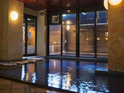 大きな窓からは木々の様子をお楽しみいただけます