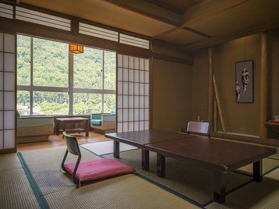 10畳くつろぎ和室　山々や街並みなど山中全体をご覧いただけます。