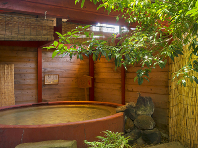 露天風呂「赤湯」「黒湯」は毎日男女入れ替えを行っております