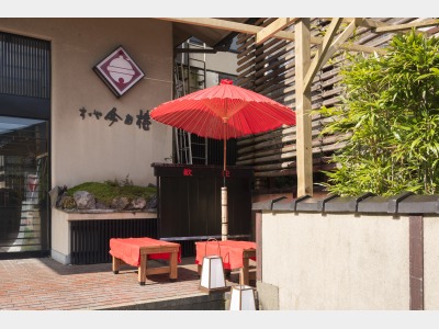 皆様をお迎えするすゞや正面入口。