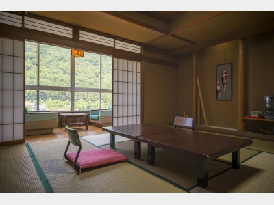 山側12畳トイレ付のお部屋。　美しい四季の山並みをお楽しみください。