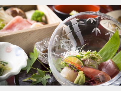 一品一品丁寧に作られた献立は、加賀野菜や地元の魚をふんだんに使用したこだわりの内容。