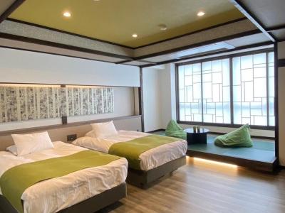 リニューアルモダン和洋室【若草（わかくさ）】淡い緑色が目にも優しく、落ち着ける空間です。