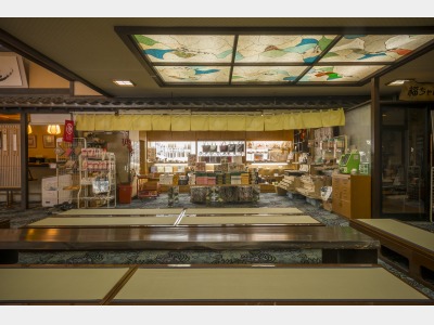 館内の売店に山中おすすめの品を取り揃えております