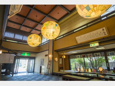 大きな提灯で優しい灯りをともしています