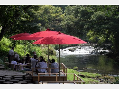 鶴仙渓名物の「川床」は北陸随一の渓谷美とも呼ばれています