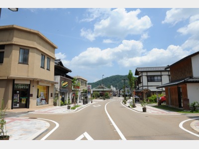 様々なお店やギャラリーの集まる温泉街をお楽しみください