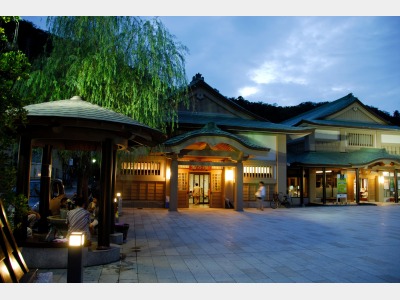 山代温泉古総湯　ステンドグラスがすてきな総湯です