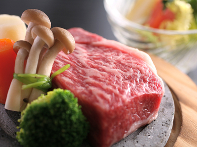 口の中に旨味広がる牛ステーキ