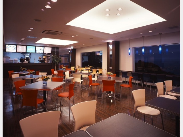 伊良湖オーシャンリゾート 夕暮れとともにバーの趣にかわる「カフェブリーズ」