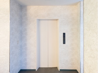 館内　エレベーターにてご移動いただけます