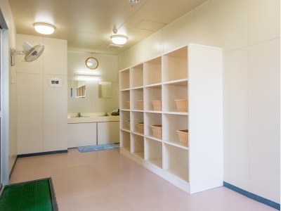 大浴場：脱衣所　広々としたスペースです