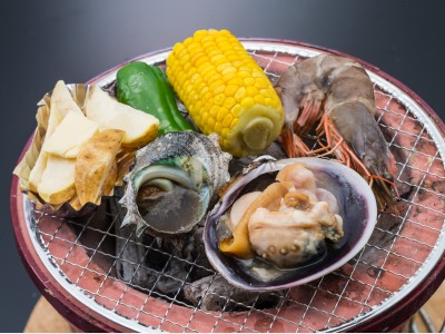 地元で獲れた魚介の炭火焼は最高です